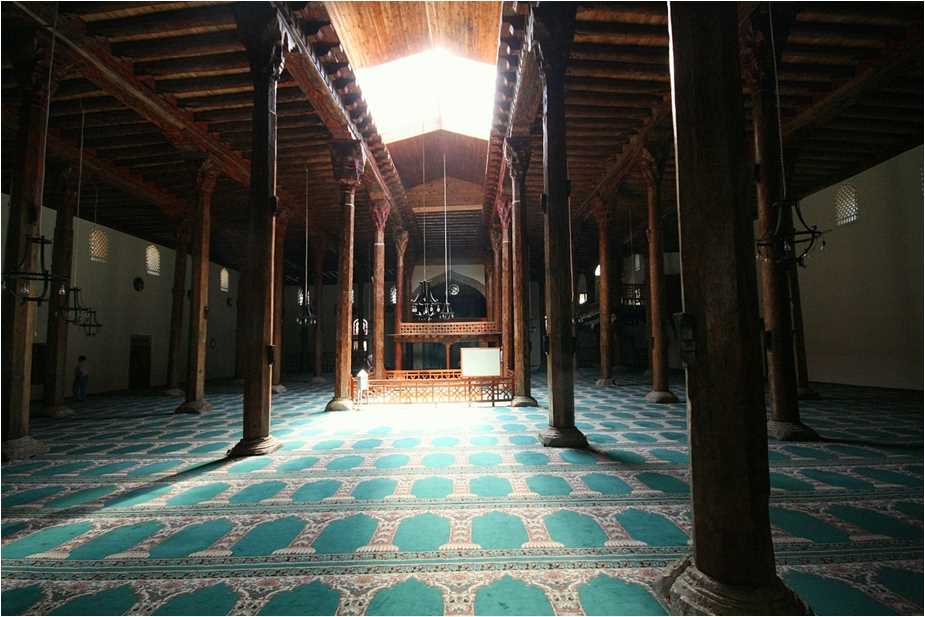 anadolunun-en-buyuk-ahsap-direkli-camisi-beysehir-esrefoglu-camii-unesco-dunya-mirasi-liste (6)