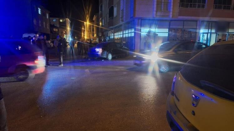 Çorum'da çarpışan otomobiller elektrik panosunu devirerek markete girdi: 2 yaralı-1