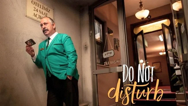cem-yilmaz-yeni-filmi-do-not-disturbun-konusu-nedir-ne-zaman-ve-nerede-yayimlanacak-oyunculari-kimler1