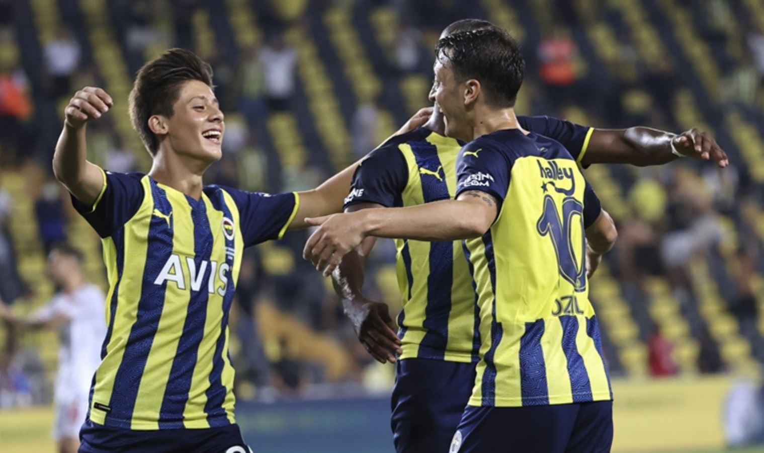 eski-fenerbahceli-mesut-ozilden-arda-gulere-destek