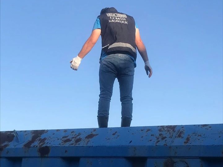 İzmir'de kaçakçılara şok operasyon 19 şüpheliye işlem! (2)