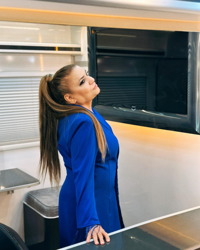 kibariye-izmir-konserinde-diilere-dustu-kulis-pozuna-photoshop-yapti