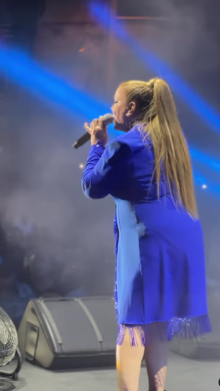 kibariye-izmir-konserinde-diilere-dustu-kulis-pozuna-photoshop-yapti1