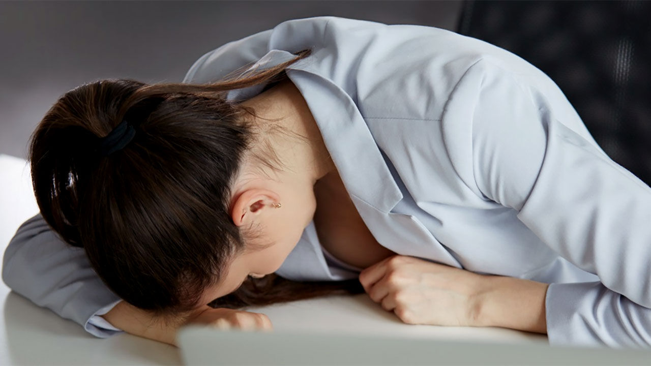 kronik-yorgunluk-sendromunun-gizemli-kokenleri-nedir-ve-nasil-olurkronik-yorgunlugun-bilinmeyen-yonleri-ve-cozum-yollar (1)-1