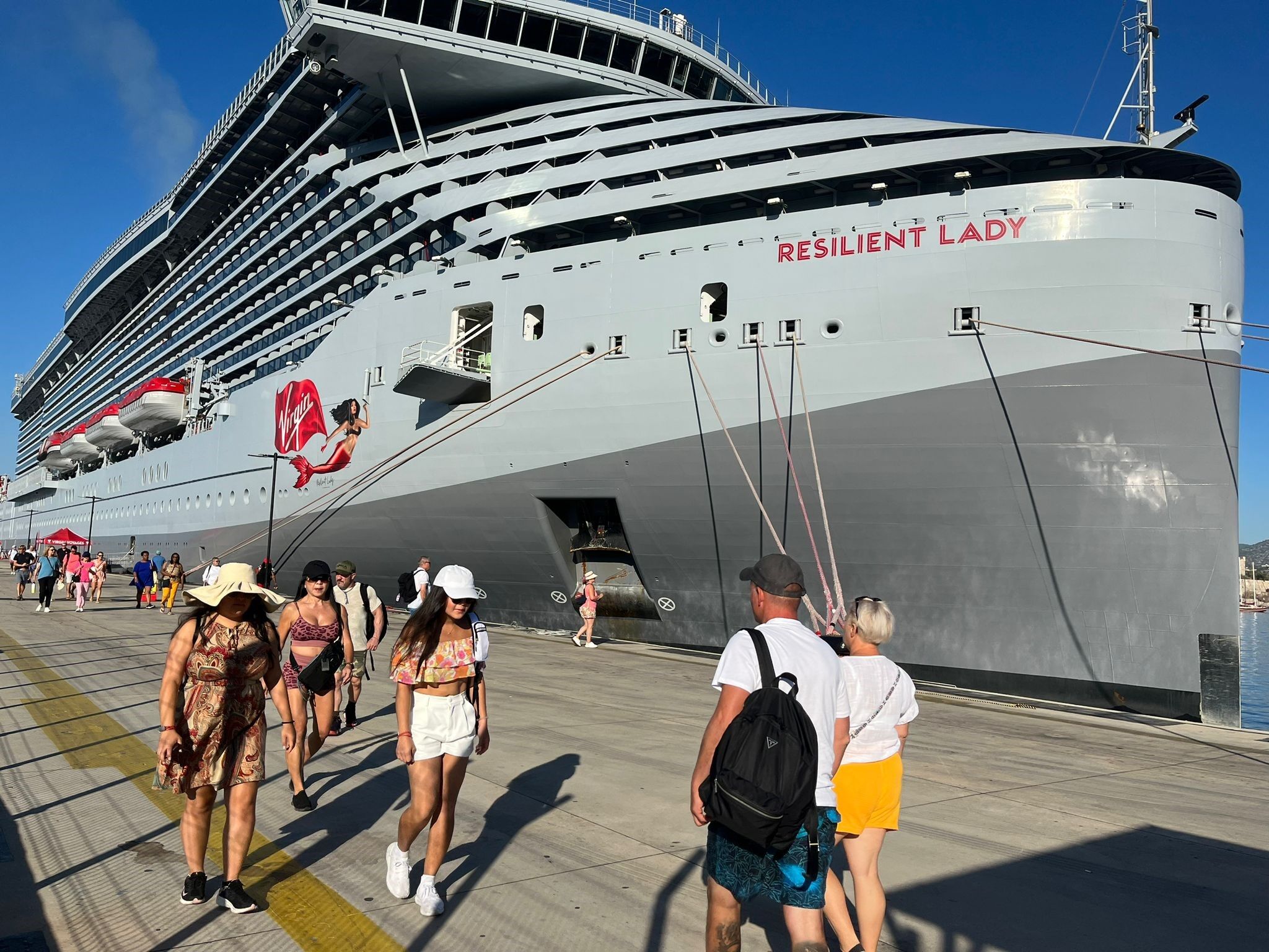 Lüks kruvaziyer gemisi Resilient Lady, 2 bin 300 yolcuyla Bodrum'a geldi (1)