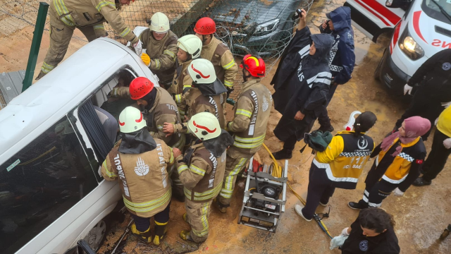 pendikte-istinat-duvari-bir-kisinin-icinde-oldugu-servis-aracinin-uzerine-coktu (4)