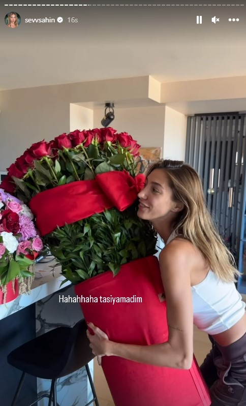 sevval-sahinde-sevgilisinden-dogum-gunu-surprizi-cicekler-bacak-boyu-kadar1