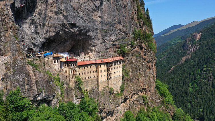sumela-manastiri-nerededir-sumela-manastiri-icindeki-tarihi-guzellikler-nelerdir-sumela-manastiri-trabzon  rr
