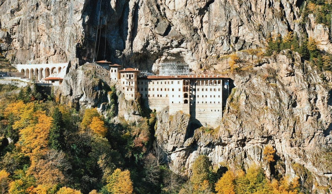 sumela-manastiri-nerededir-sumela-manastiri-icindeki-tarihi-guzellikler-nelerdir-sumela-manastiri-trabzon  
