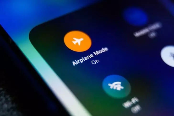 ucak-moduairplane-mode-ne-ise-yarar-telefonlar-neden-ucakta-ucus-moduna-alinir-ucakta-ucus- (2)