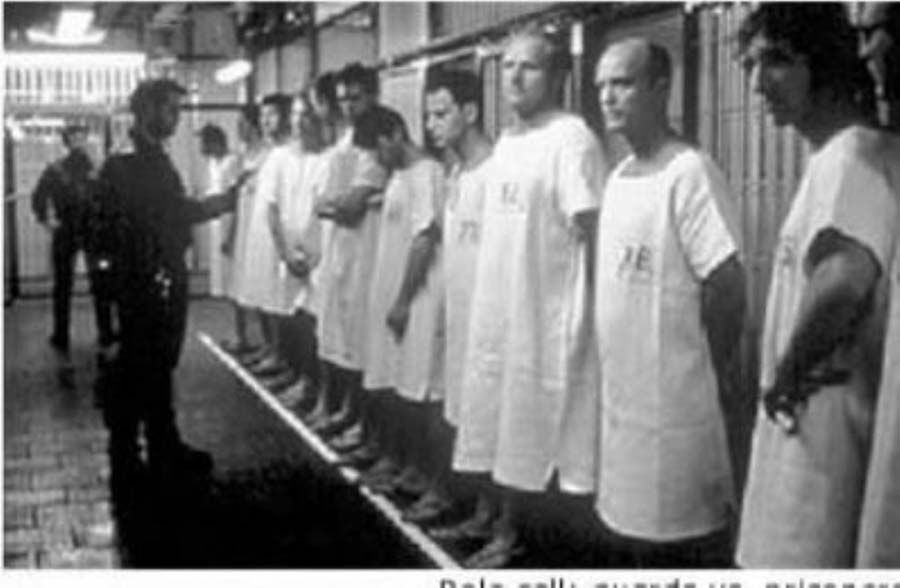 zimbardo-deneyi-artan-siddet-nedeniyle-kisa-surede-sonlandirilan-insanin-kotulugunu-ortay (2)