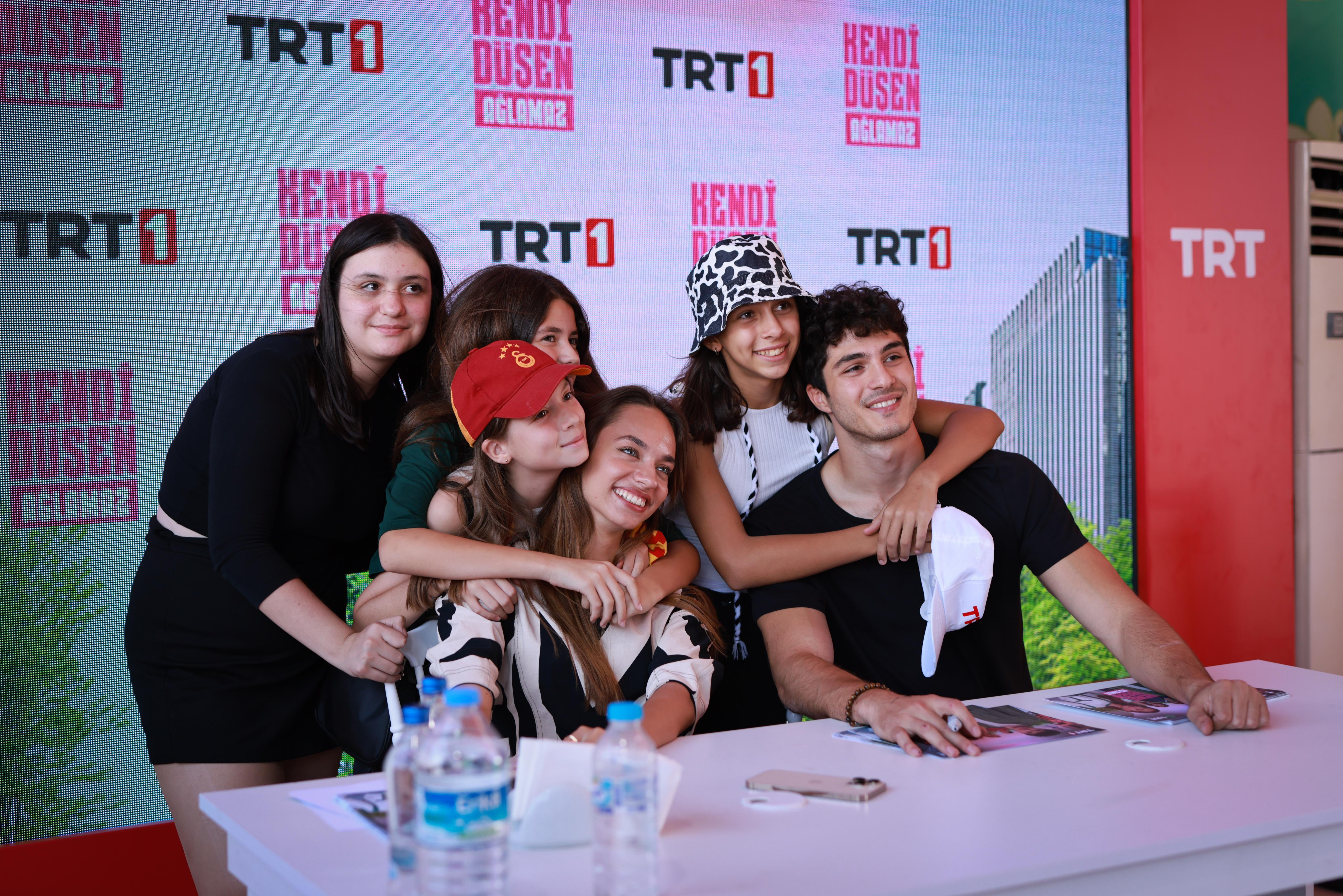 AA-20231001-32286796-32286793-TRTNIN_DIZI_OYUNCULARI_TEKNOFESTTE_HAYRANLARIYLA_BULUSTU