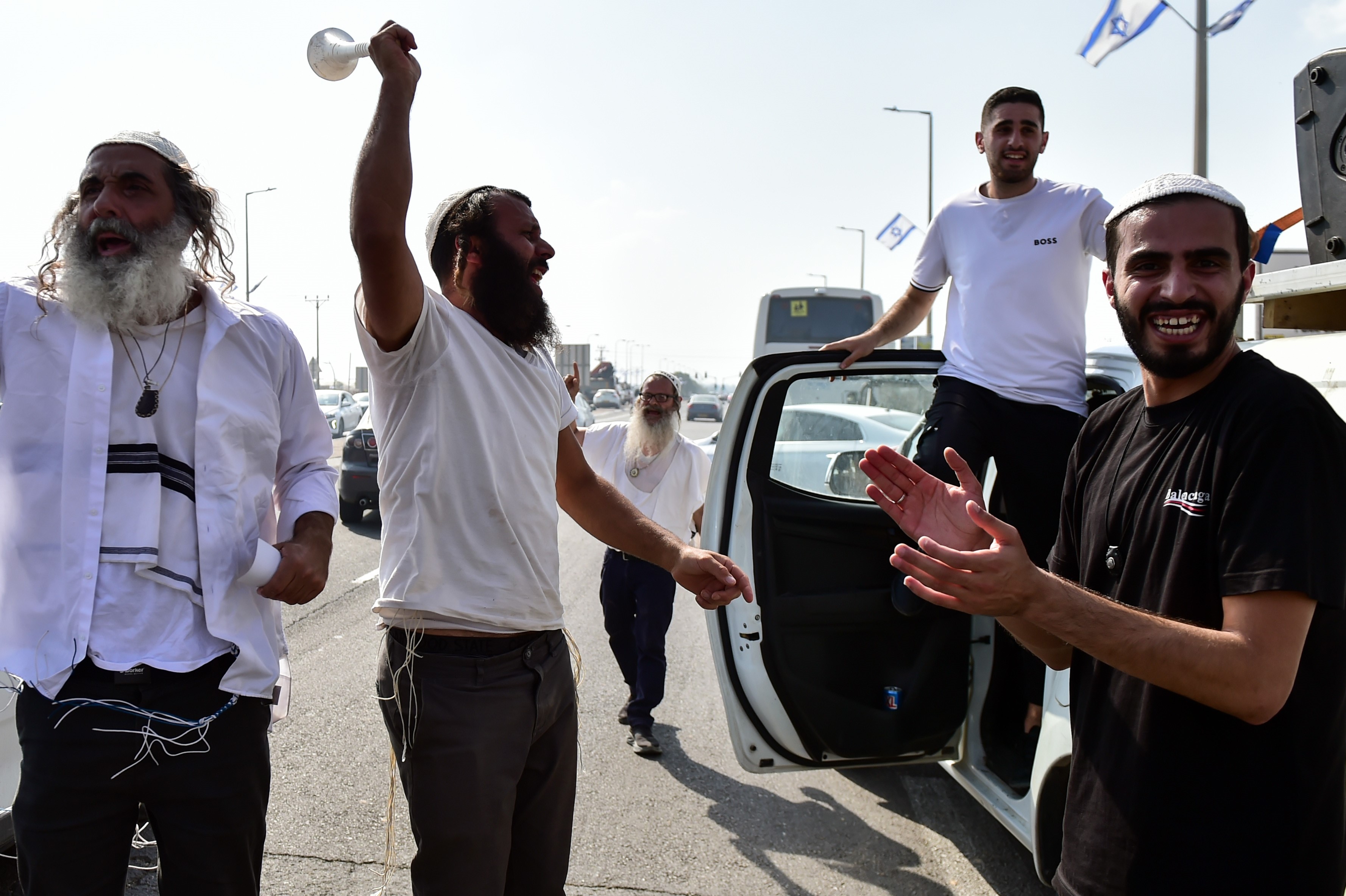 Gazze'ye havadan saldırılar devam ederken, İsrail ordusu sınır bölgelerindeki askerlere takviyeler yapmaya devam ediyor. İsrailliler ise bu zorlu süreçte sınır bölgelerinde toplanarak askerlere moral verme girişimlerinde bulunuyorlar.  Bazı İsrailliler, s