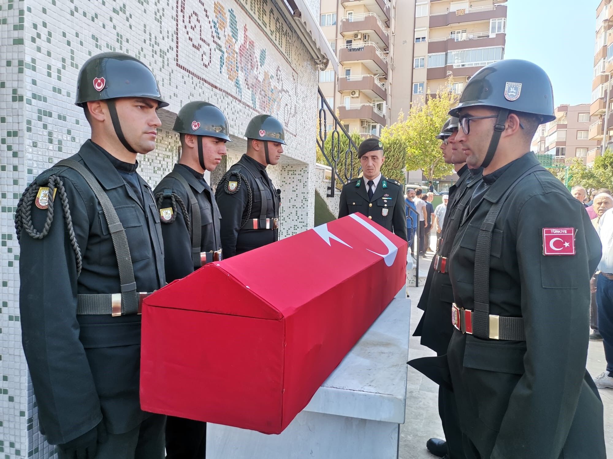 İzmir'de 92 yaşındaki Kore Savaşı gazisi Hüseyin Yücedağ son yolculuğuna uğurlandı (2)