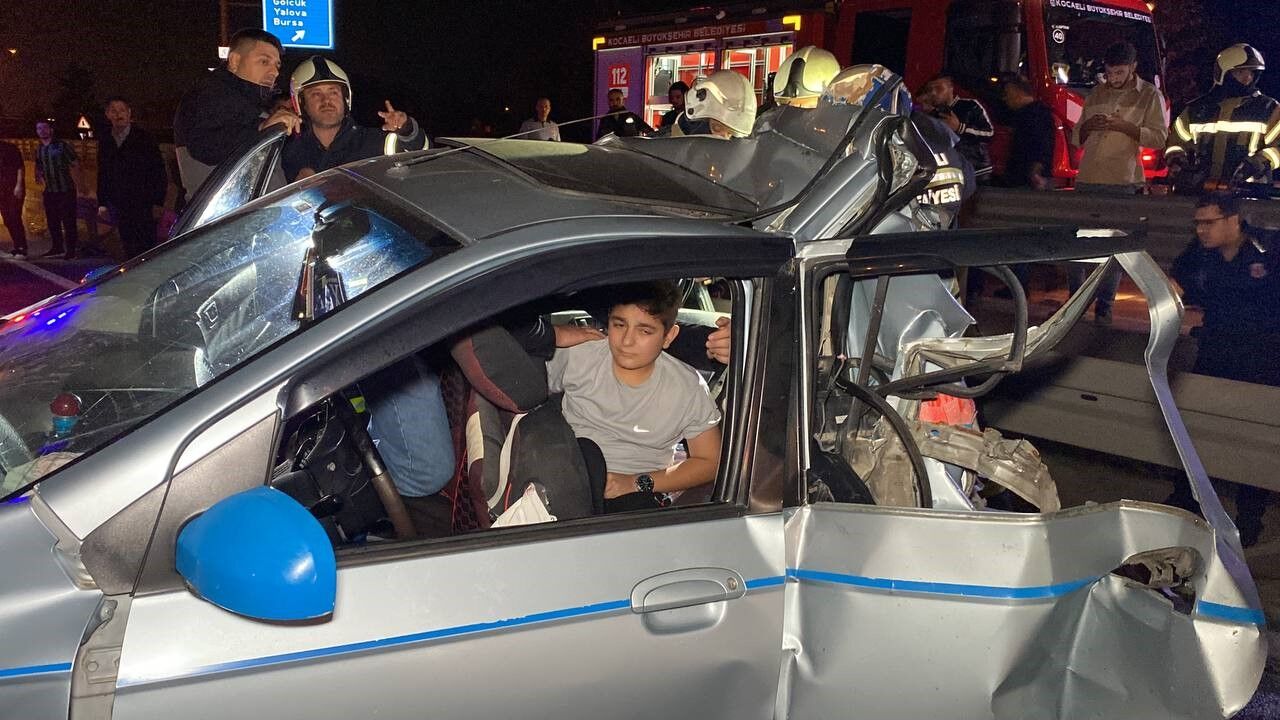 Kocaeli'nde tırın çarptığı otomobil un ufak oldu 1'i çocuk 5 yaralı (2)