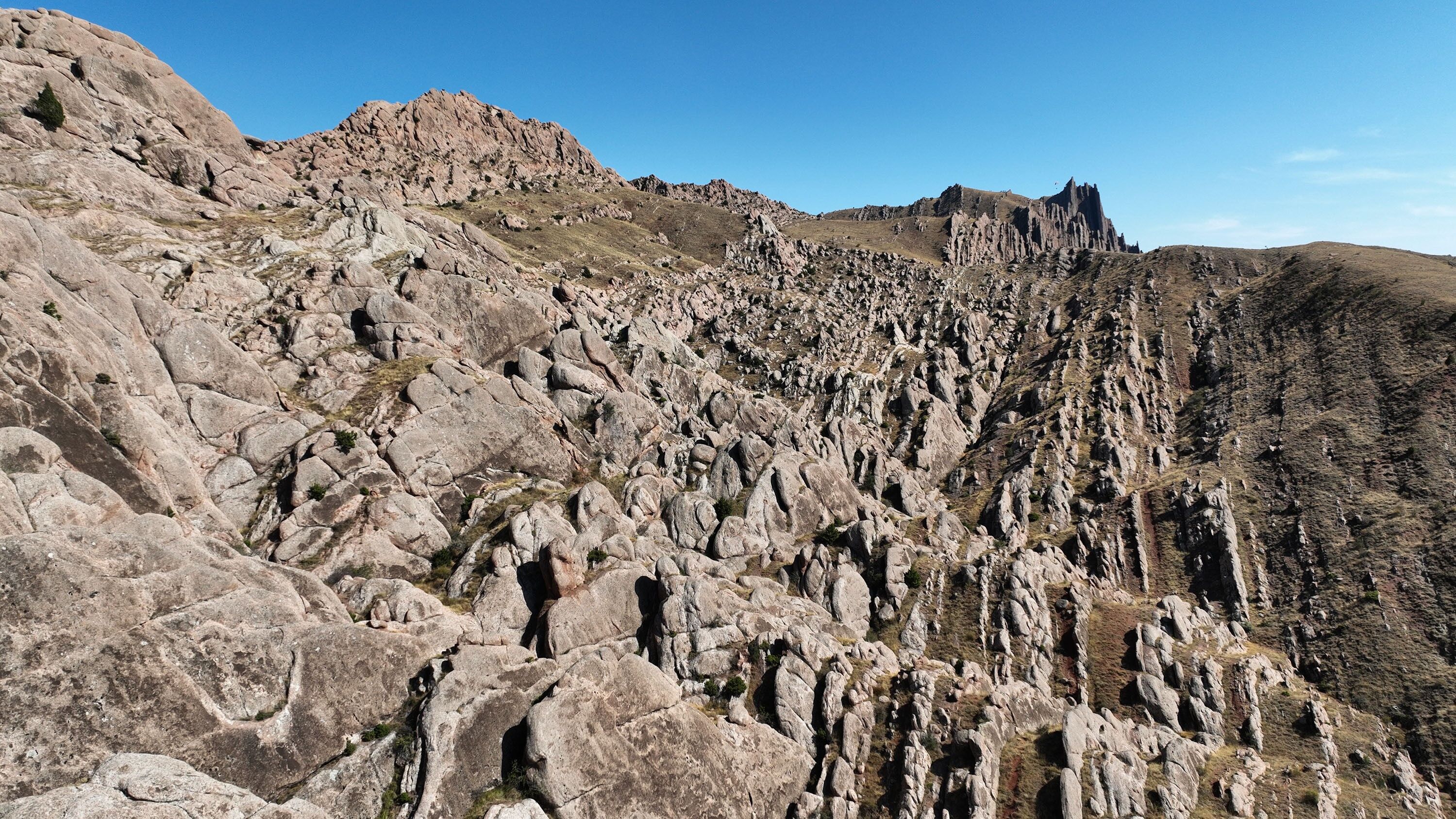 sivasta-buyuleyici-dogal-guzellik-emirhan-kayaliklari (1)