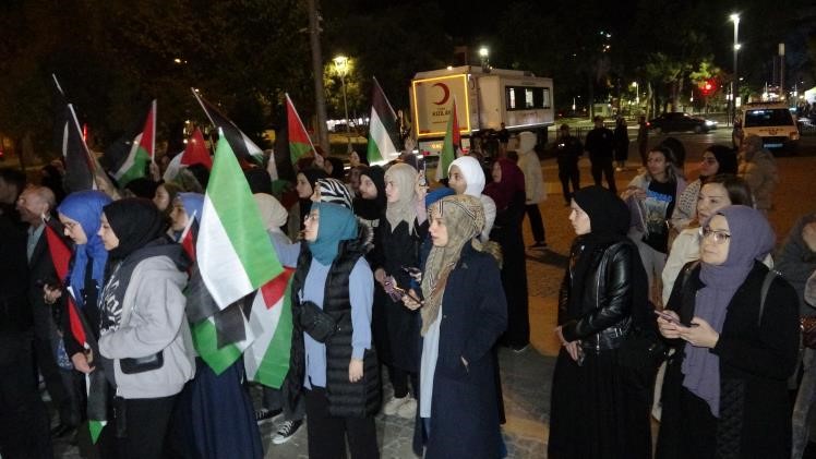 Uşak'ta sloganlar eşliğinde İsrail’i protesto ettiler  (3)