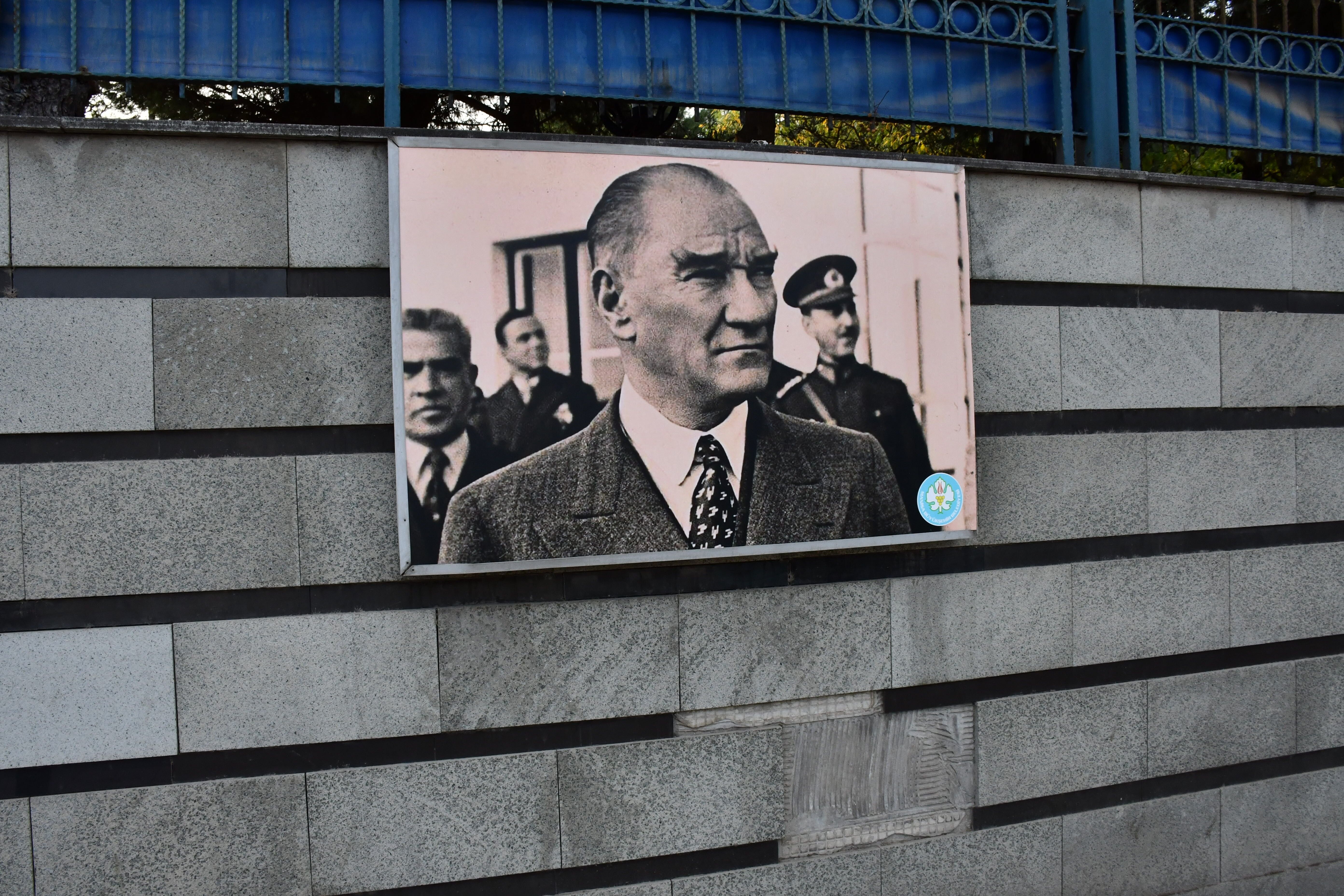 Manisa Batı Kışla duvarlarındaki Atatürk fotoğrafları yenilendi-1