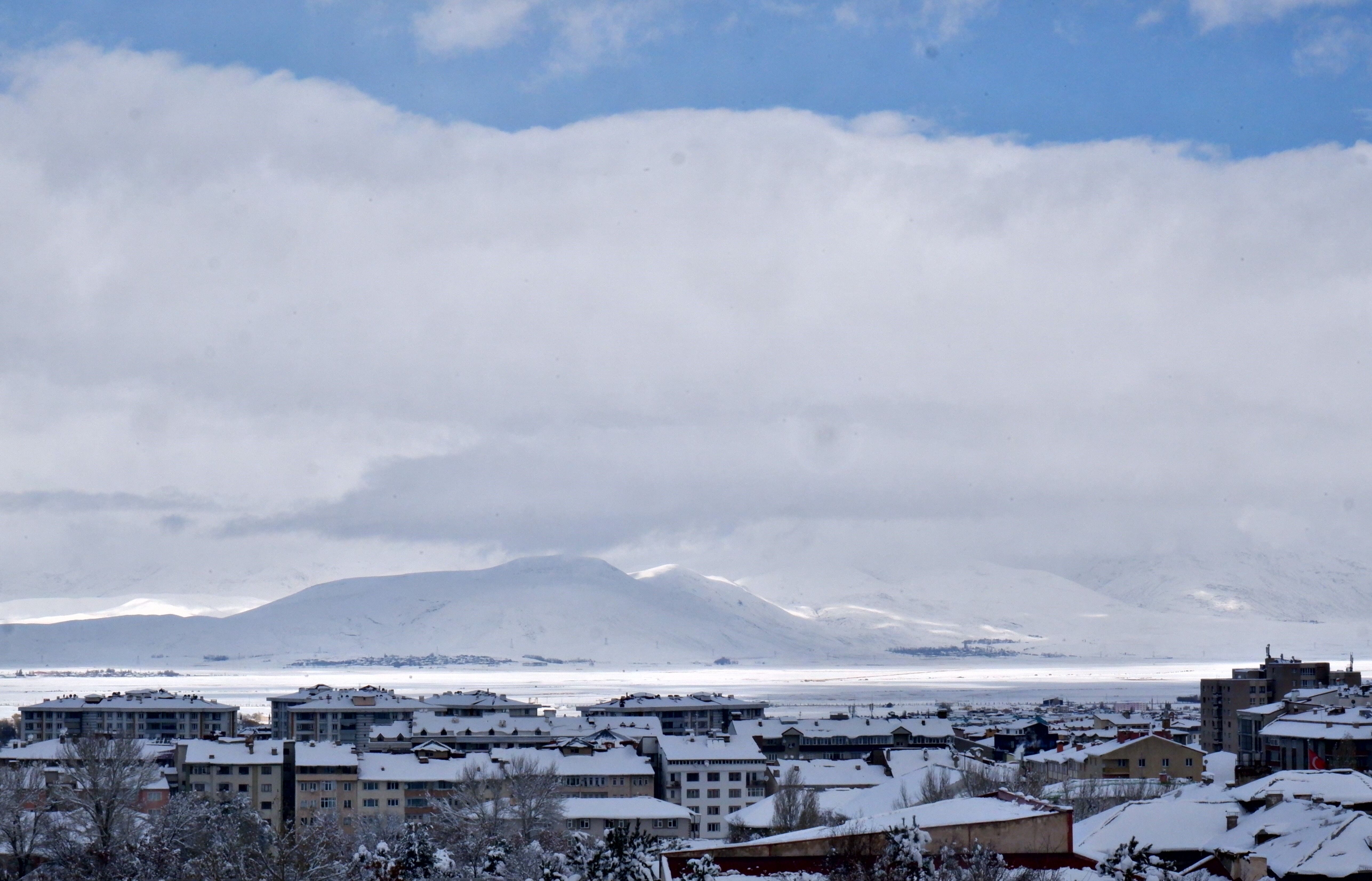 erzurum-adeta-buz-kesti-termonemetreler-15-dereceyi-gordu (2)
