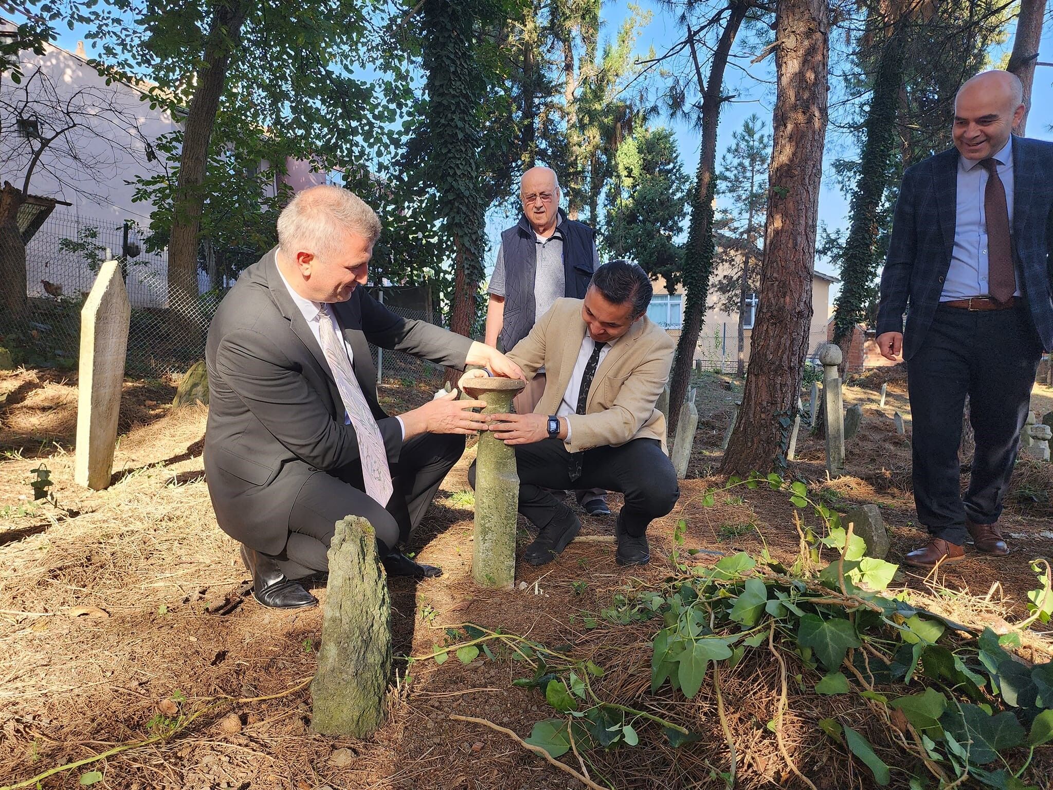 golcukteki-osmanli-donemine-ait-mezar-taslarinin-korunmasi-ve-onarimi-baslatildi (2)