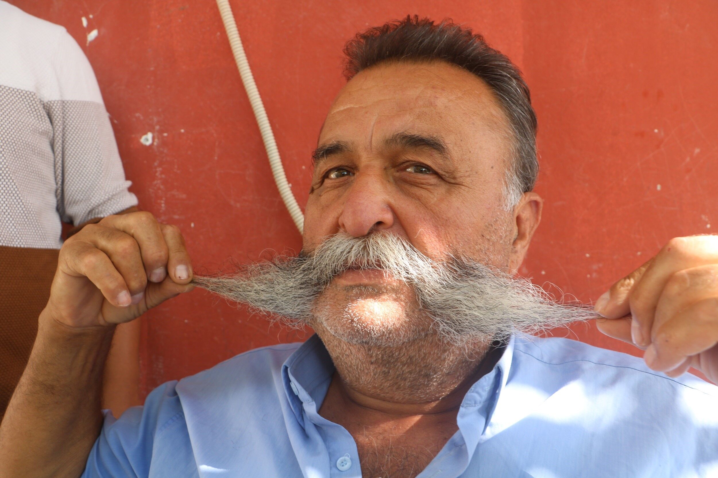 Hatay'da ilginç olay... 40 yıldır bıyıklarına jilet sürmeyen Mehmet Dağlı'yı görenler şaşıp kalıyor (3)