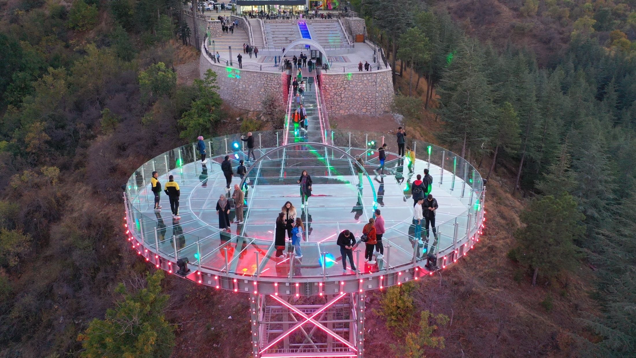 isparta-cam-seyir-terasinda-10-gunde-ziyaretci-rekoru (1)