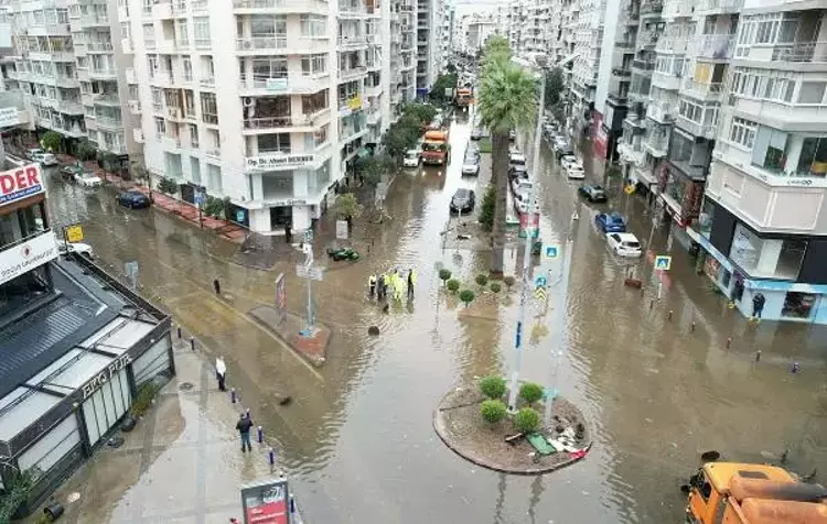 izmirde-firtinanin-ardindan-binlerce-ev-ve-is-yeri-taskindan-etkilendi1