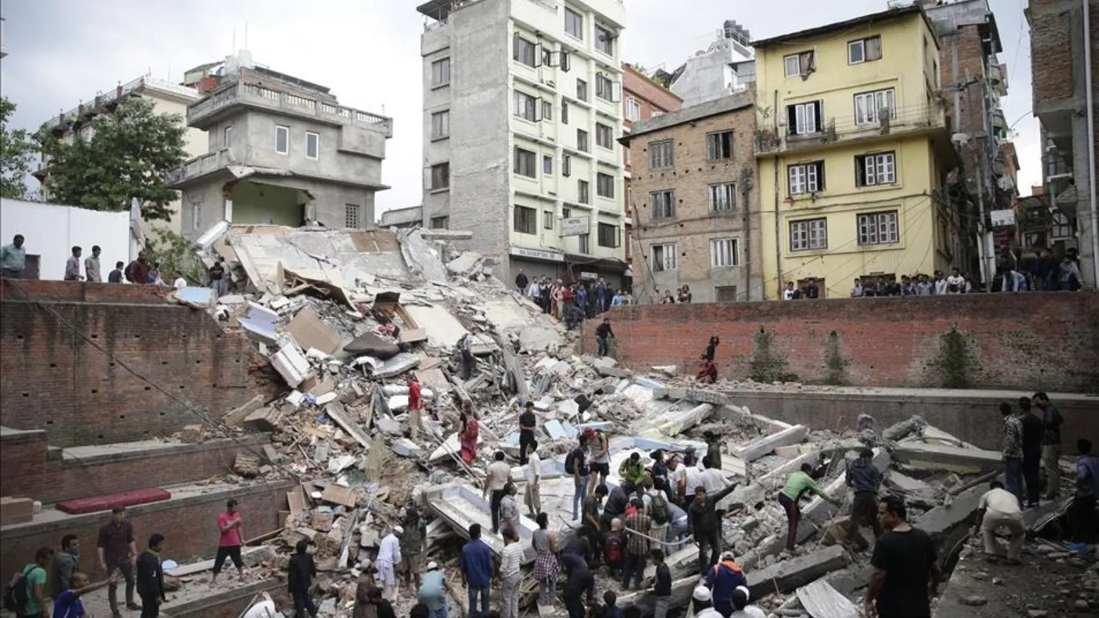 nepalde-deprem-mi-oldu-nepalde-deprem-nerede-oldubuyuklugu-kac-nepalde-gerceklesen-depremde (3)