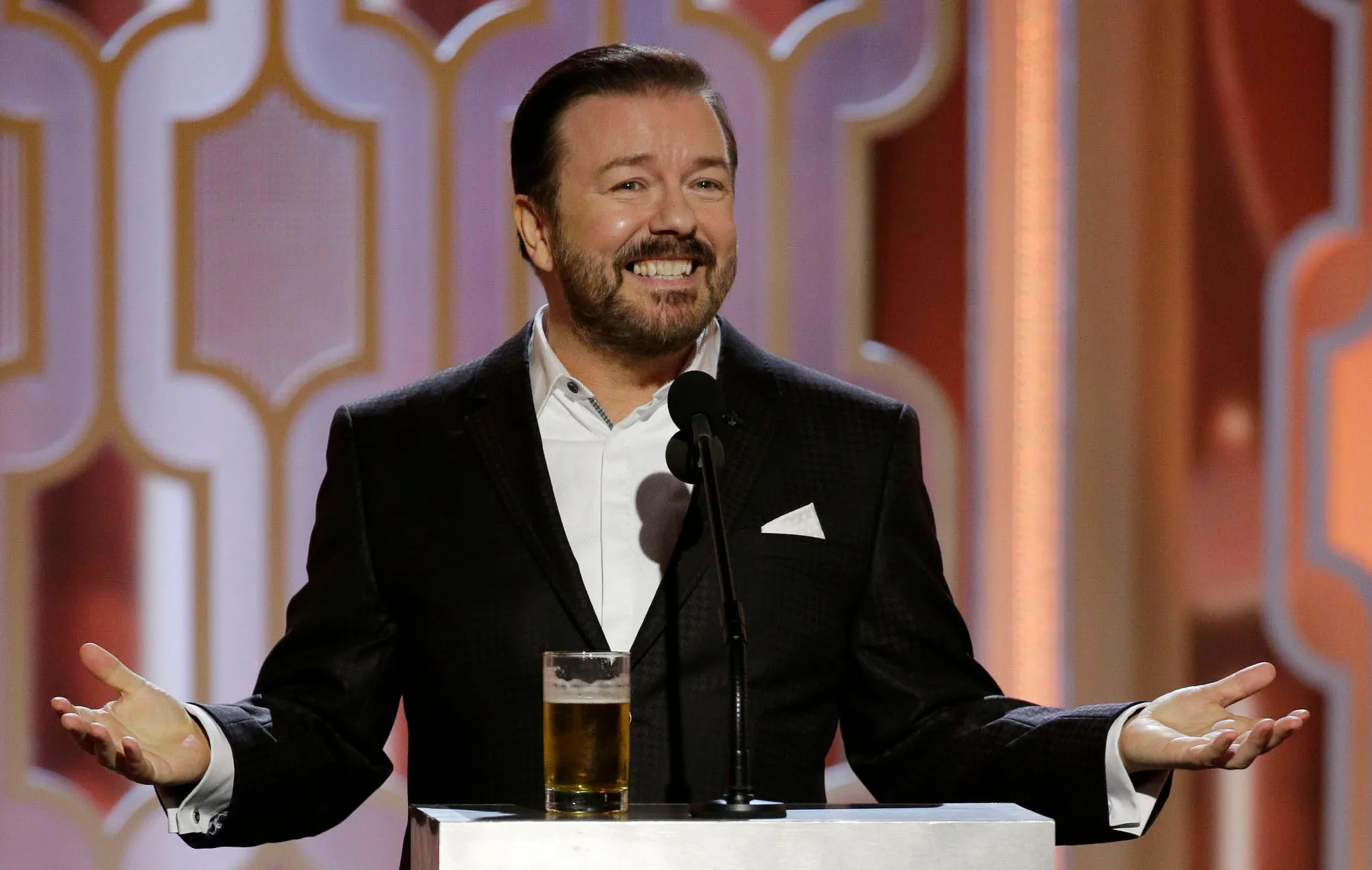 Ricky Gervais'ten Netflix'e bomba gibi bir dönüş! Yeni şovunun yayın tarihi belli oldu İşte detaylar.. (1)-1