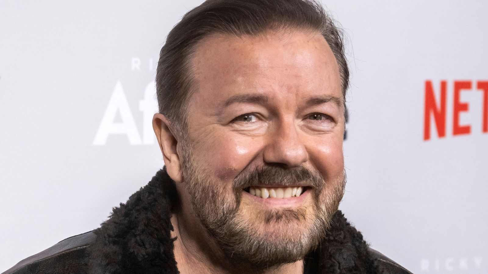 Ricky Gervais'ten Netflix'e bomba gibi bir dönüş! Yeni şovunun yayın tarihi belli oldu İşte detaylar.. (2)