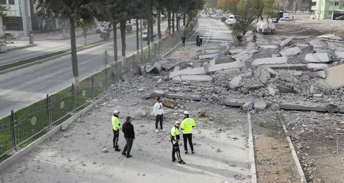 Adıyaman'da Ağır Hasarlı Bina Kara Yoluna Devrildi, Trafik Yoğunluğu Yaşandı