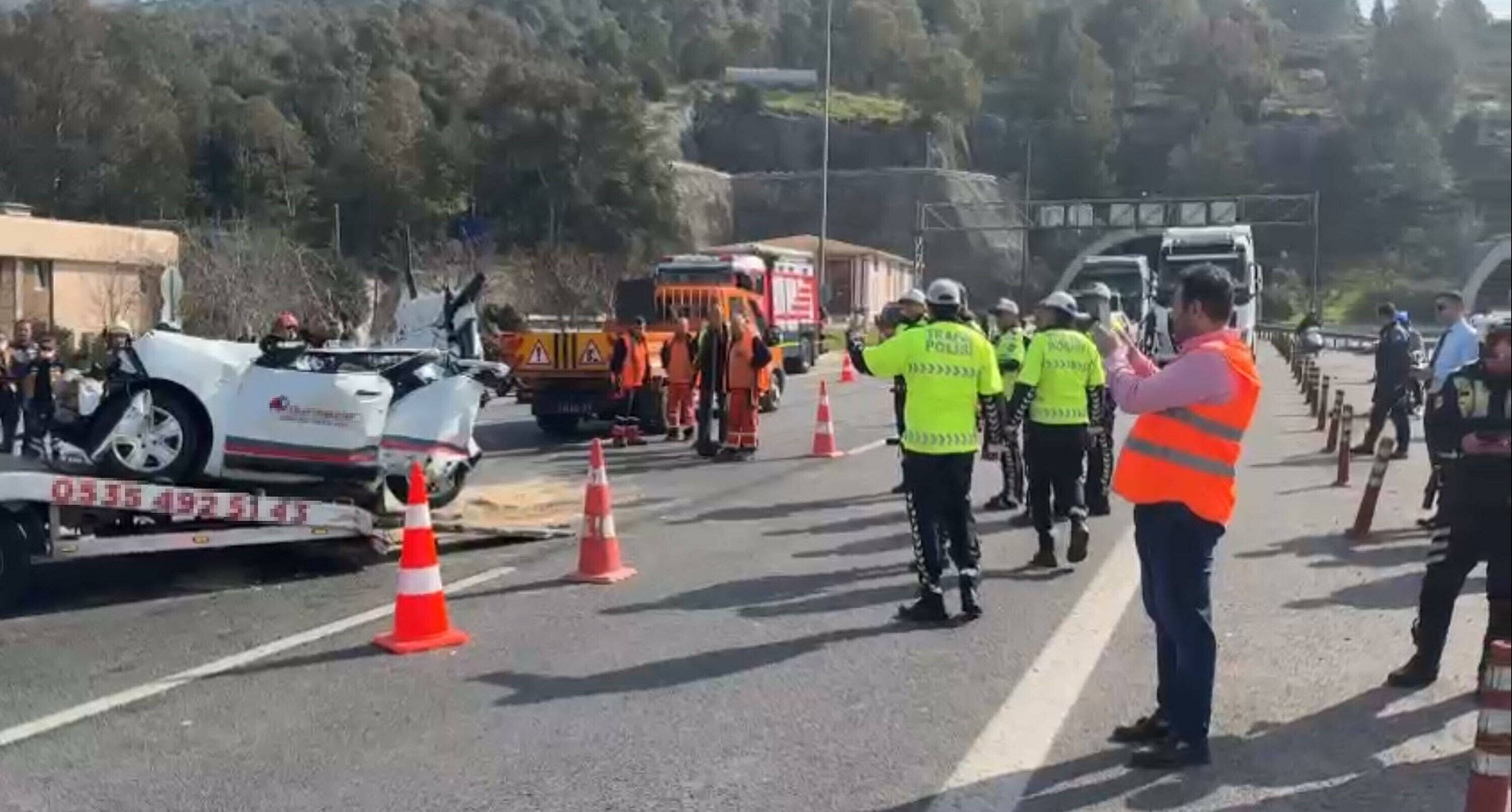 Izmir Son Dakika Iki Tirin Arasinda Kalan Arac Kagit Gibi Ezildi 1 Olu (2)