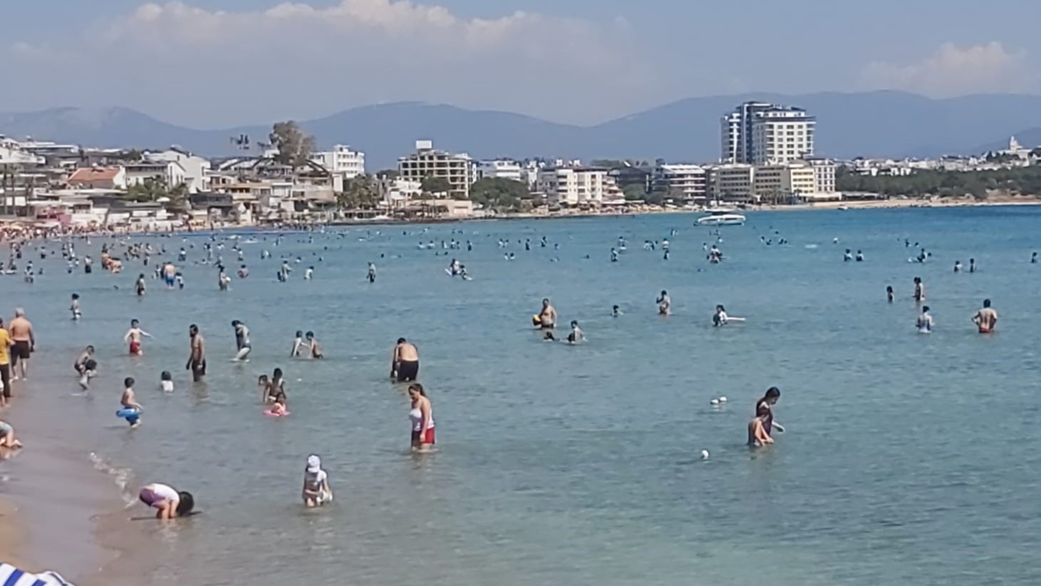 Didimde Bayram Tatilinde Deniz Keyfi Altinkum Plajinda Sicak Basin