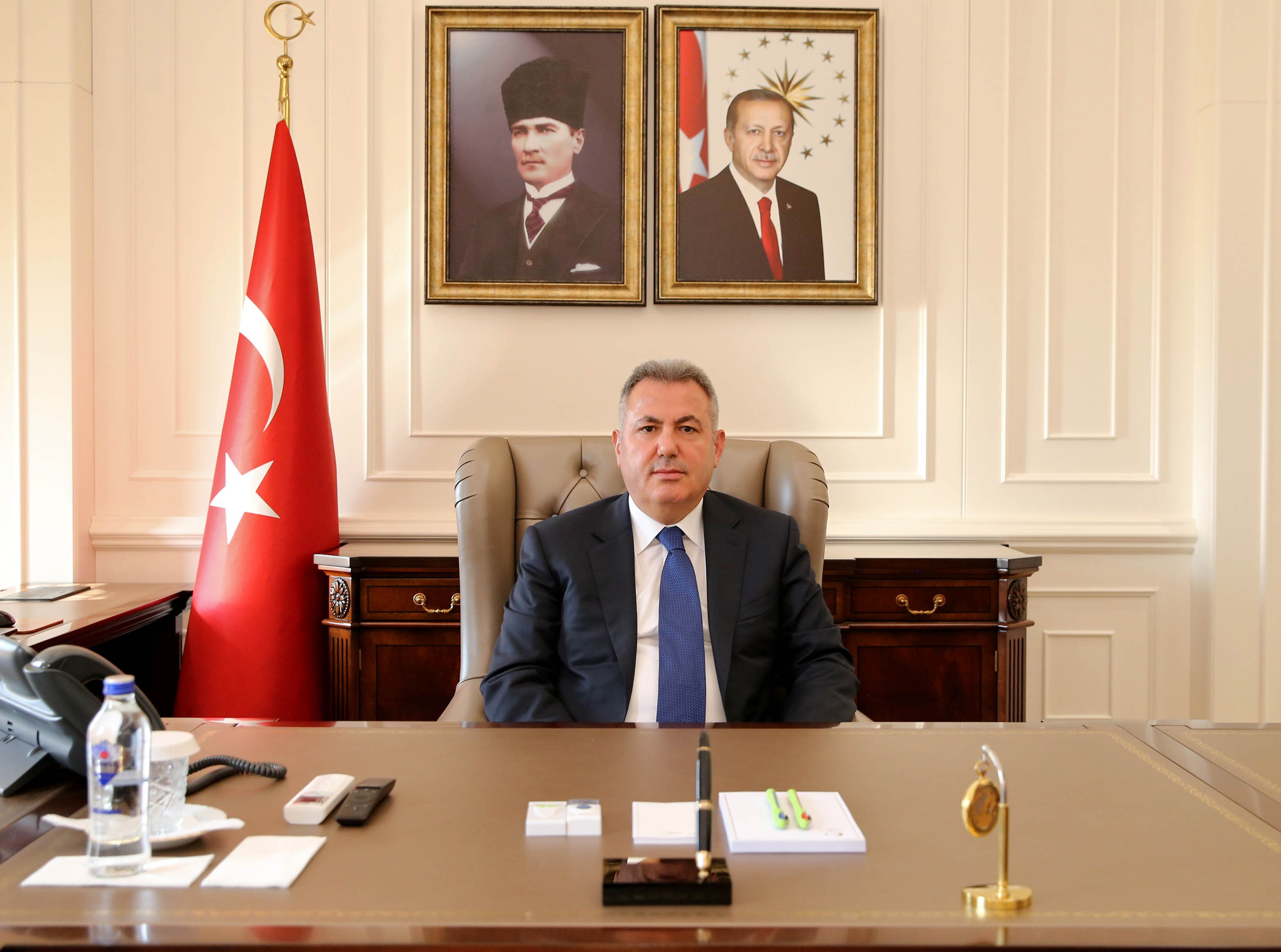 Izmir Valisi Suleyman Elban Izmirlinin Ramazan Bayramini Kutladi