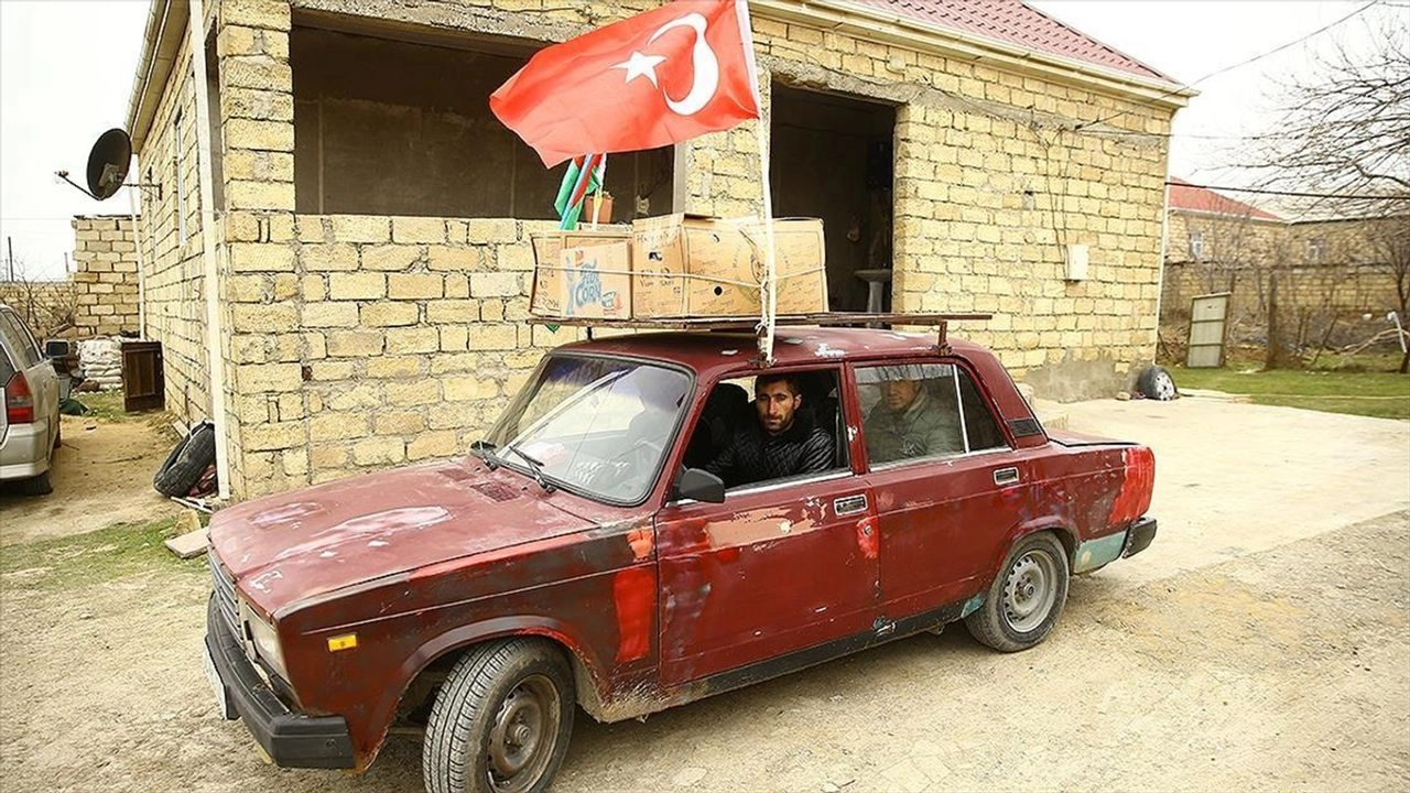 Aa 20230211 30258125 30258124 Eski Araciyla Depremzedelere Yardim Ulastirmaya Calisirken Fotograflanan Azerbaycanli Turkiyeye Gelecek