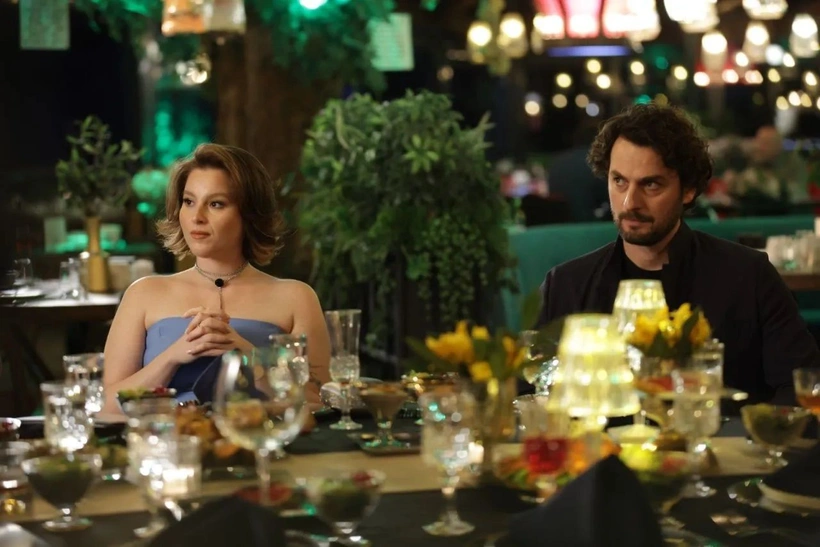 Birkan Sokullu Ve Esra Bilgic Basrolde Zamanin Kapilari Nerede Yayinlanacak (1)