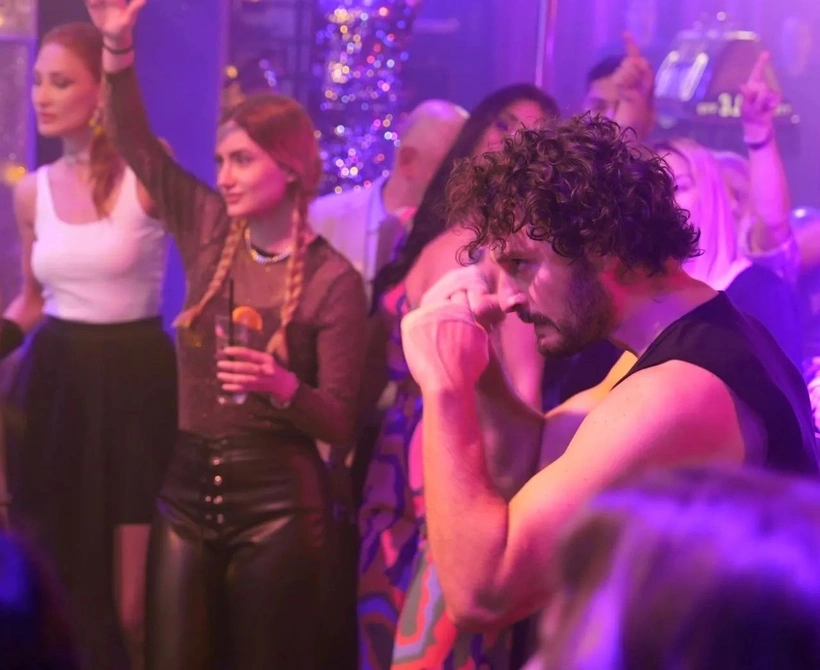 Birkan Sokullu Ve Esra Bilgic Basrolde Zamanin Kapilari Nerede Yayinlanacak (4)