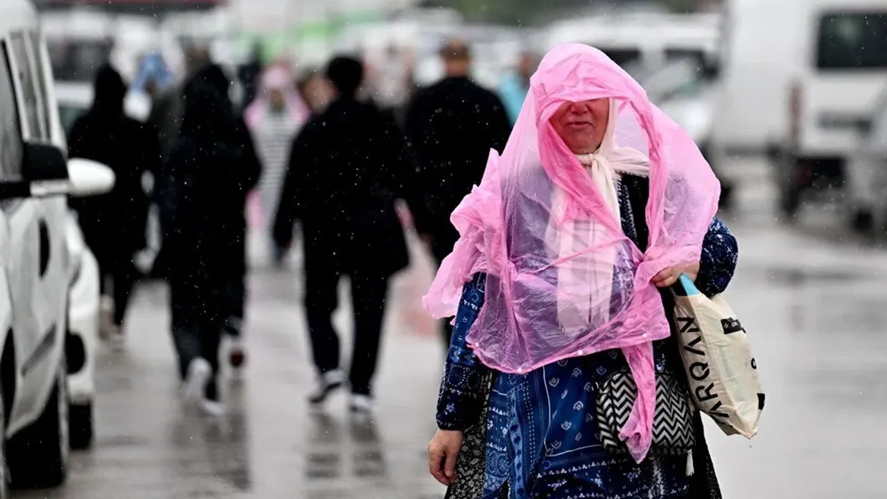 Meteoroloji uyarıyor: Sel, su baskını, gök gürültülü fırtına ve dolu yağışı tehlikesi var!