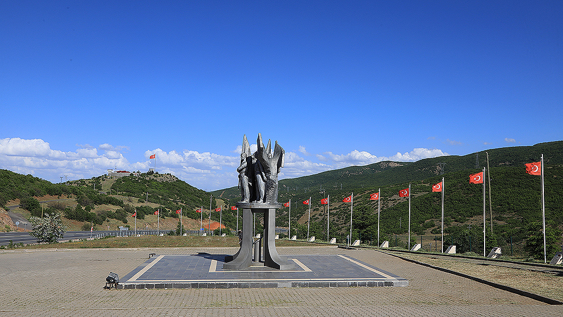 33 Şehit Anıtı