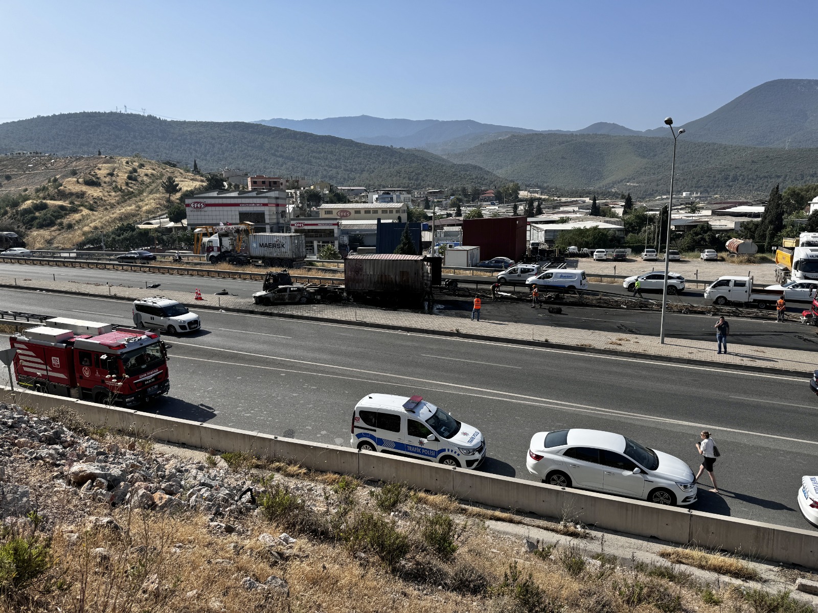Izmirde Feci Kaza Tir Minibus Ve Otomobilin Carpisarak Yanmasi Sonucu 5 Kisi Yaralandi (2)-1