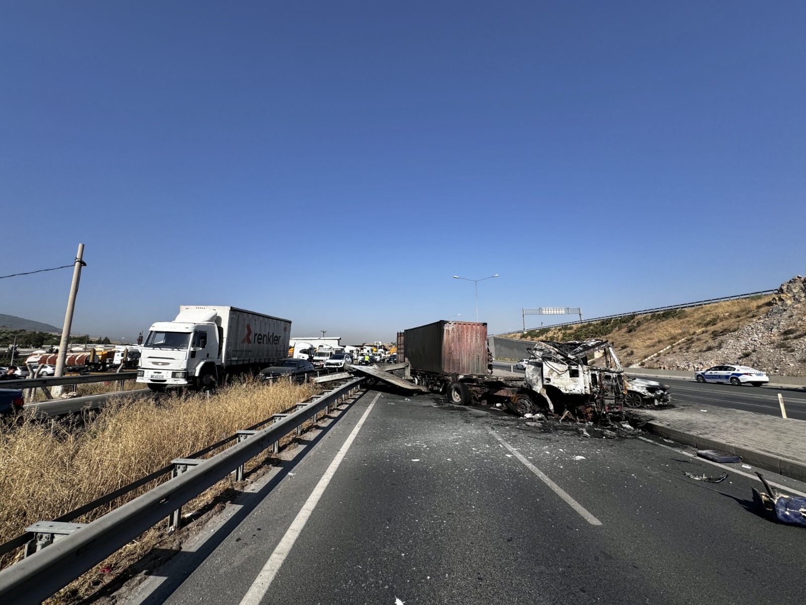 Izmirde Feci Kaza Tir Minibus Ve Otomobilin Carpisarak Yanmasi Sonucu 5 Kisi Yaralandi
