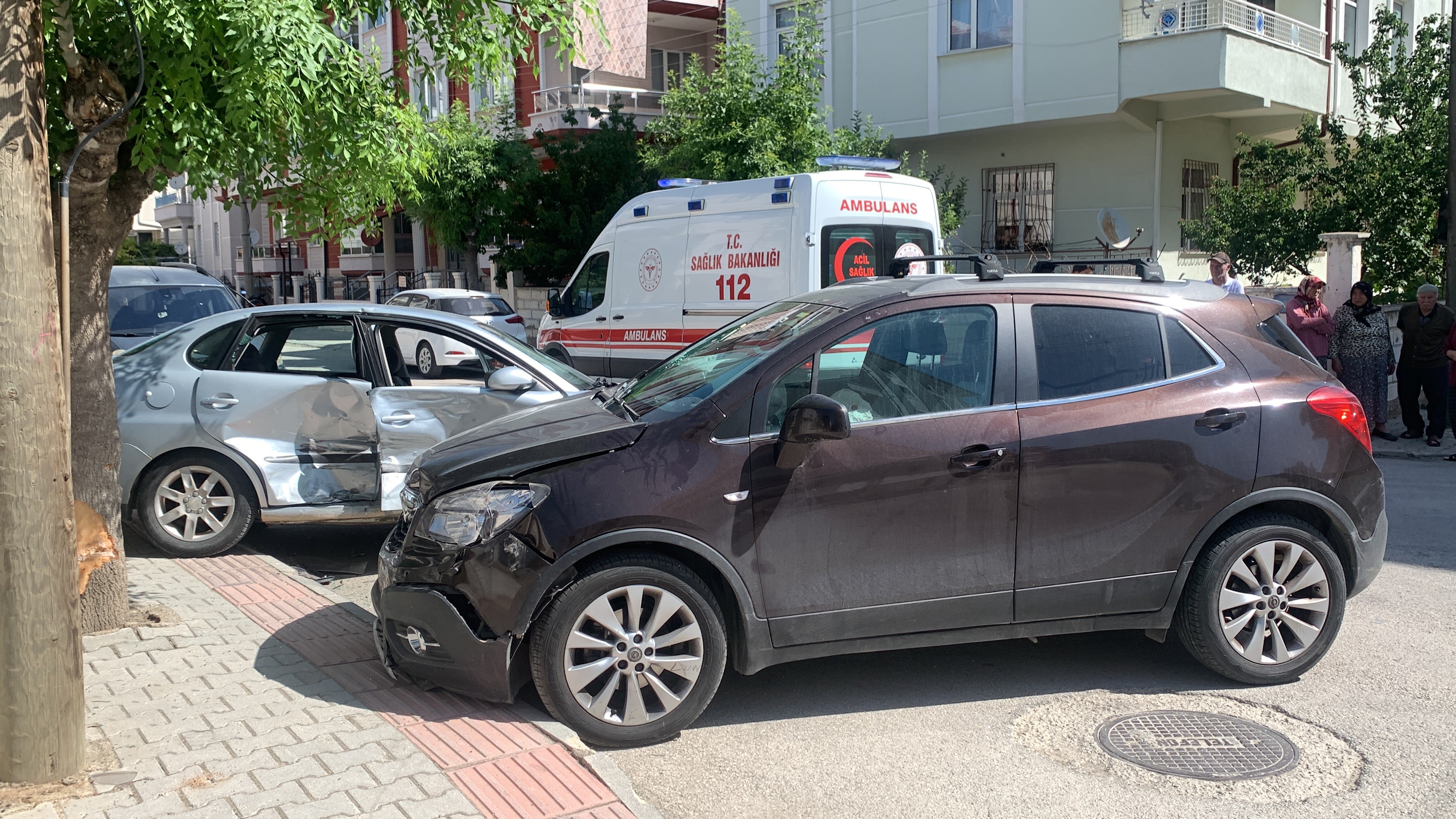 Karamanda Korkutan Kaza Aractaki Cocugu Annesi Sakinlestirdi (2)