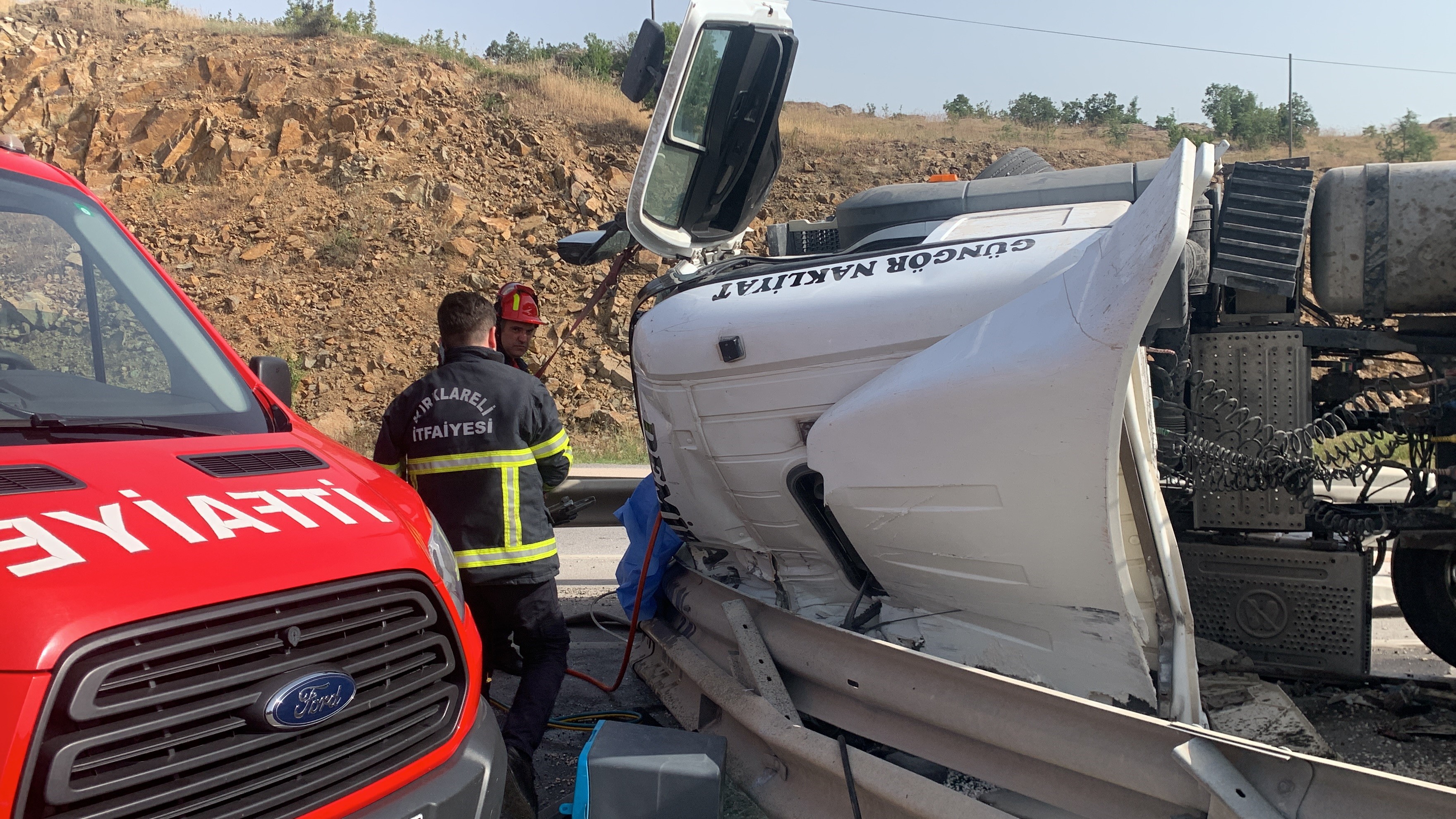 Kirklarelinde Tir Devrildi Sofor Feci Halde Can Verdi (1)