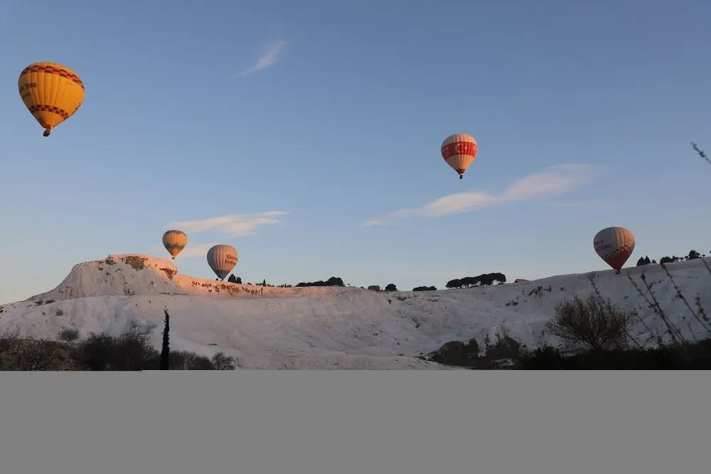 Pamukkale Balon Turları Zirvede Günlük 300 Turist Havadan Manzaranın Keyfini Çıkarıyor!-1