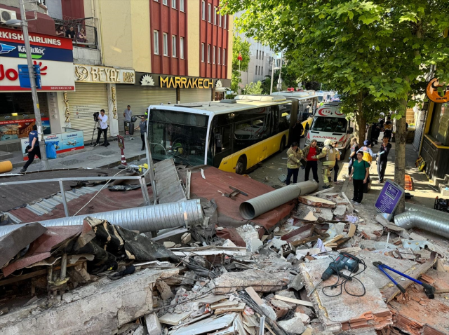 Son Dakika Kucukcekmecede 3 Katli Bina Coktu Enkaz Altinda Kalanlar Var (2)