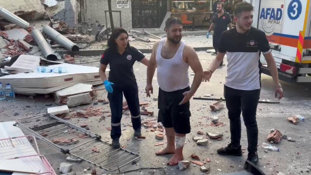 Son Dakika Kucukcekmecede 3 Katli Bina Coktu Enkaz Altinda Kalanlar Var (4)