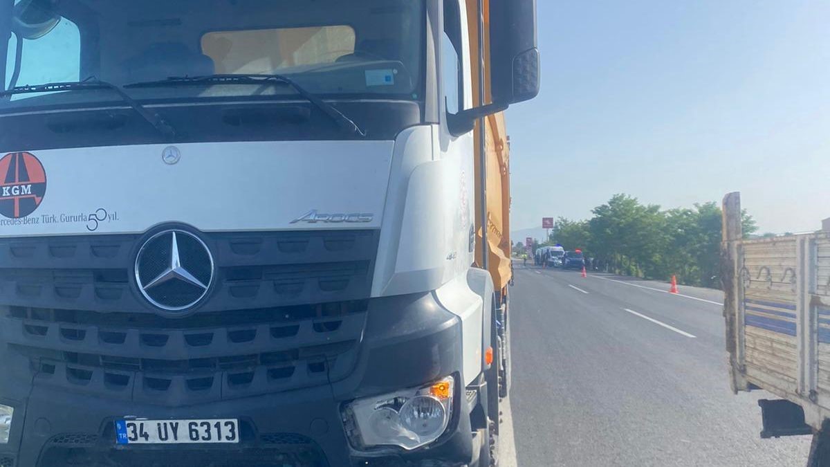 Usakta Feci Kaza Kamyon Otomobille Carpisti 1 Olu 4 Yarali (2)