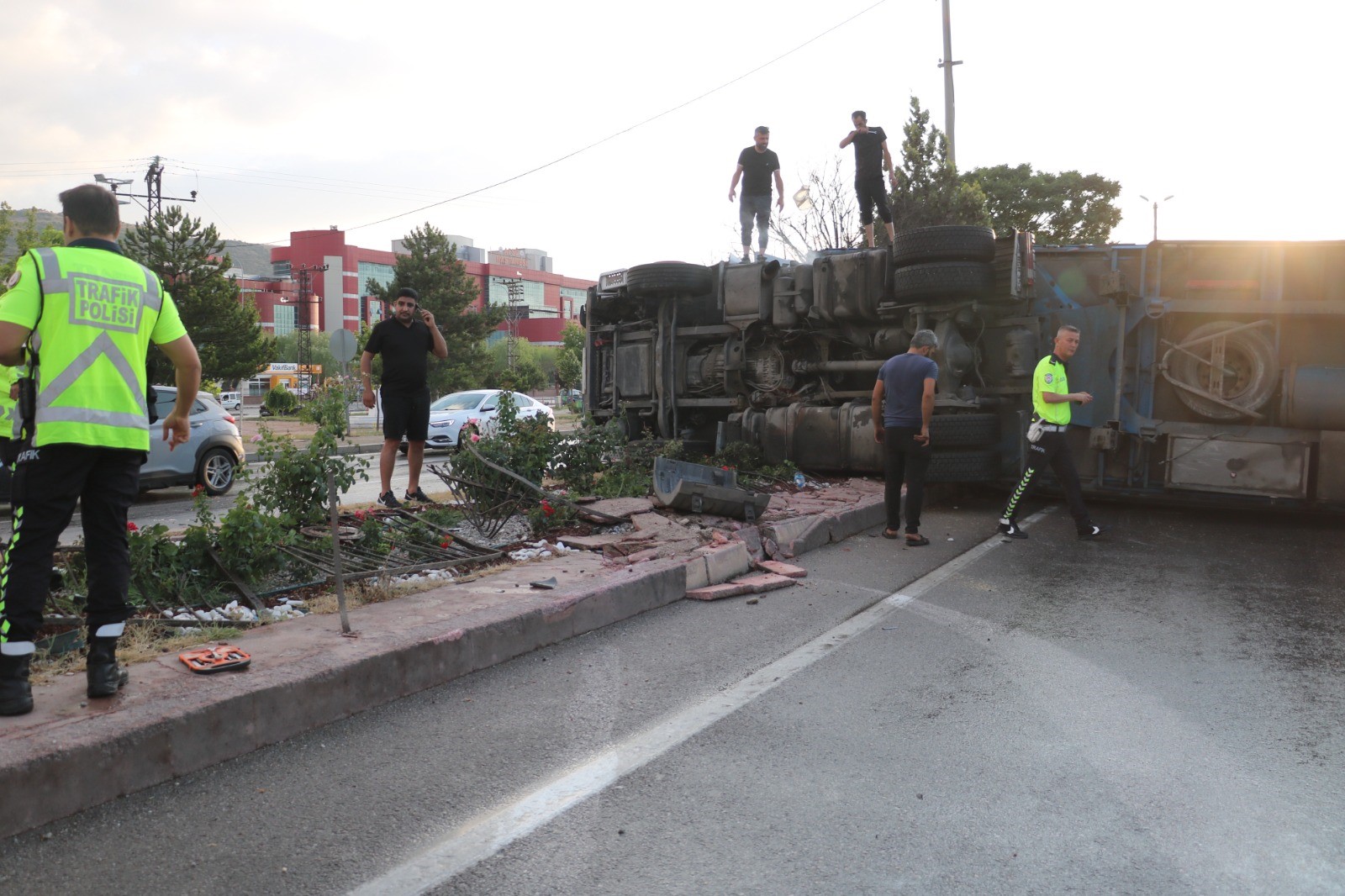 Afyonkarahisar İzmir Karayolunda Kaza Silsilesi Tır Devrildi, 4 Araç Çarpıştı! (2)