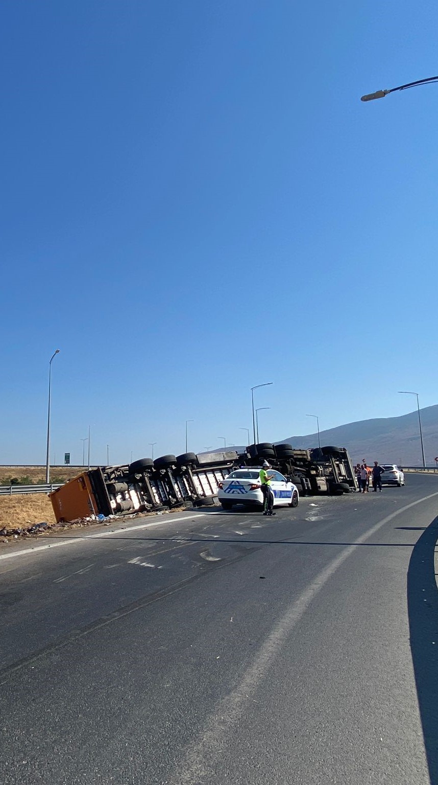 Aliağa'da Atık Taşıyan Çekici Devrildi Sürücü Yaralandı! (2)