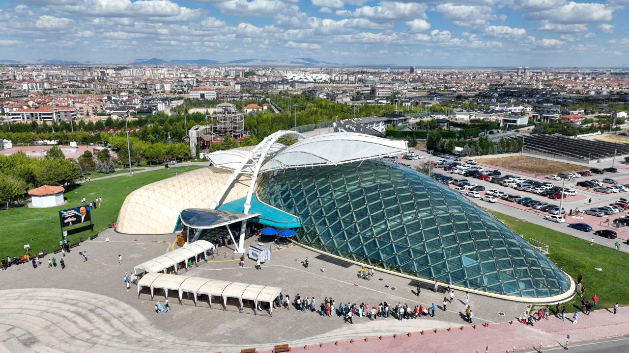 Konyada Tropikal Cennet Kelebek Bahcesi Ziyaretci Akini